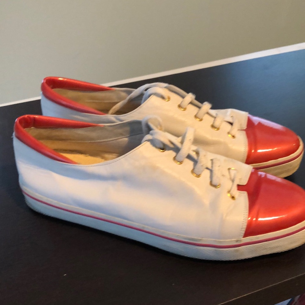 Comfy stylish tennis shoe